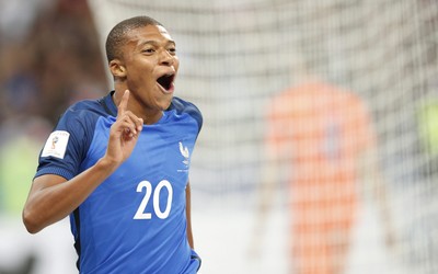 海德电竞独家-于帕梅卡诺失误后低头不语