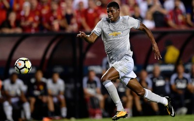 海德电竞讨论-加比马丁赛后与年轻球迷签名